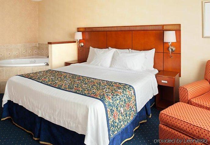 Courtyard By Marriott Columbia Hotel Стая снимка